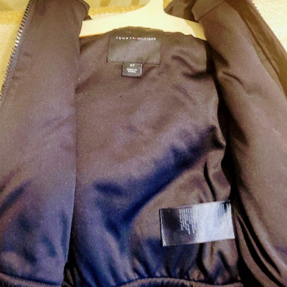 Tommy Hilfiger Child's fluffy black hooded vest. Size 2 - Picture 4 of 8